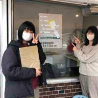選挙割のチラシを店頭に貼っている。